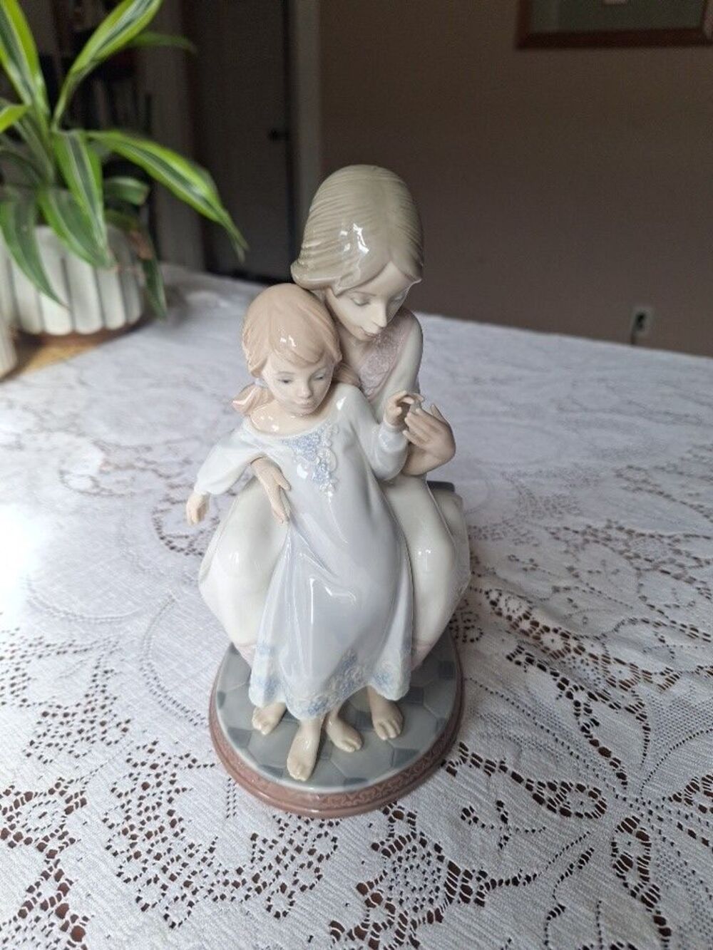 Lladro # 1527 "Tenderness" Mother and Child Bonding Figure retired Made in Spain